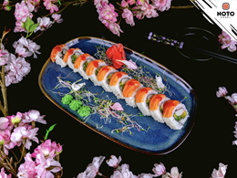 Uramaki Surimi (z łososiem na wierzchu)